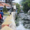 Terdapat banyak titik drainase yang tidak berfungsi maksimal, yang diperparah dengan kebiasaan masyarakat yang