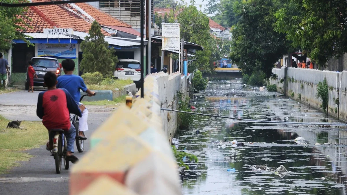 Terdapat banyak titik drainase yang tidak berfungsi maksimal, yang diperparah dengan kebiasaan masyarakat yang