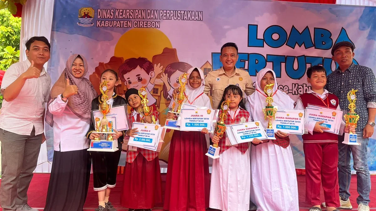 Jajaran Disarpus Kabupaten Cirebon dan dewan juri foto bersama dengan pemenang lomba bertutur, kemarin.