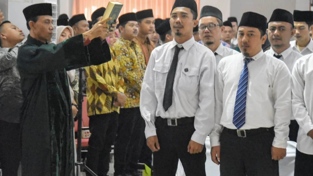 Ketua KPU Kabupaten Cirebon, Esya Karnia Puspawati SH melantik sebanyak 1.272 anggota PPS di Convention Hall