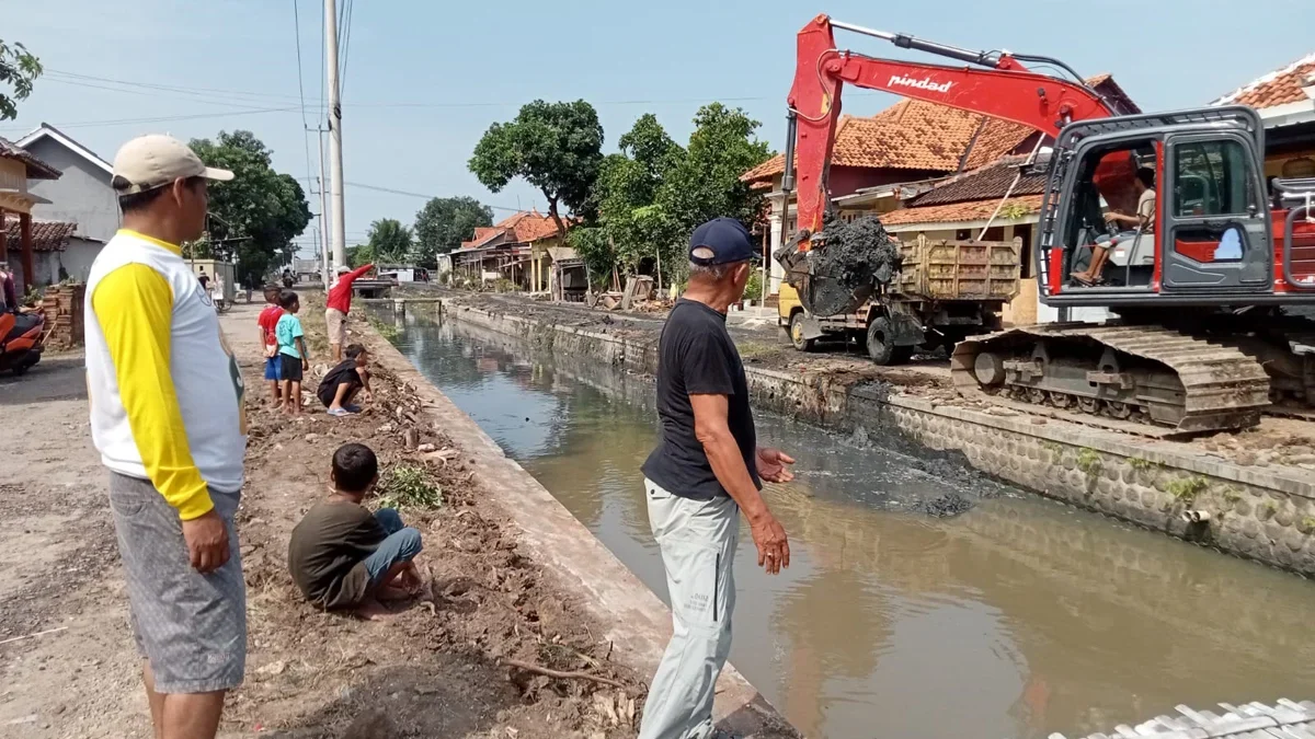 Pemdes Suranenggala bersama babinsa, bhabinkamtibmas, dan petani desa setempat melaksanakan normalisasi salura