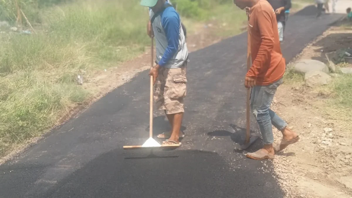 Pemdes Tawangsari melakukan pengaspalan jalan di Dusun 4 yang berbatasan dengan Brebes Jawa Tengah