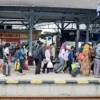 Penumpang kereta api memenuhi stasiun Cirebon