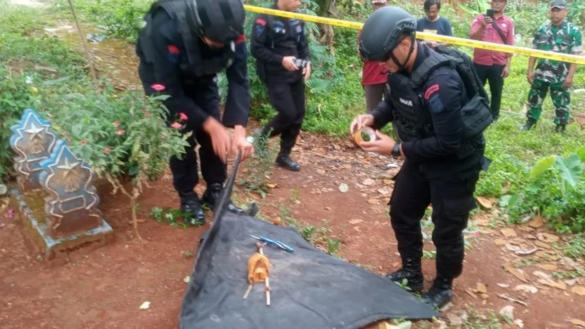 Warga Lemahsugih Temukan Granat Aktif saat Menggali Kubur.