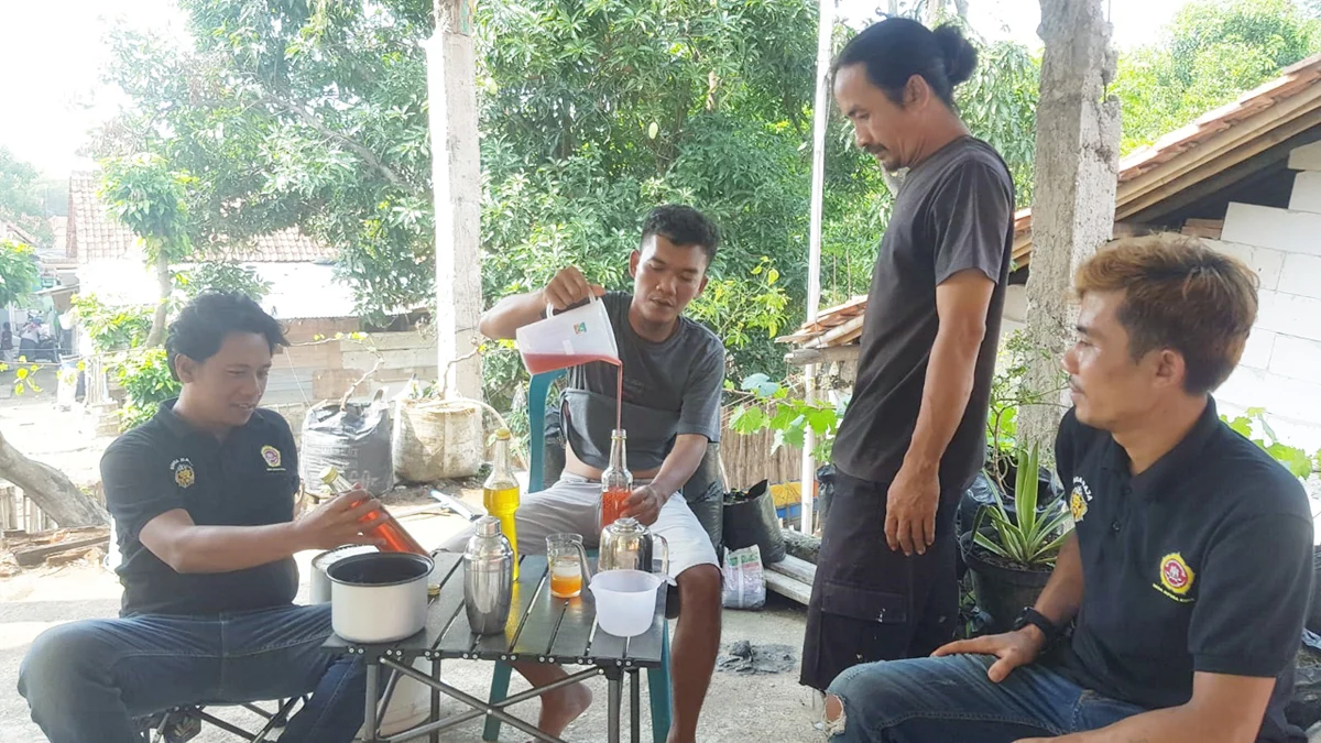 Karang Taruna Singaraja Desa Japura Kidul, Kecamatan Astanajapura memproduksi sirup buah.