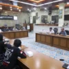 Forum Serikat Buruh Garmen dan Tekstil (FSB Garteks) Cirebon mendatangi Gedung DPRD Kota Cirebon.