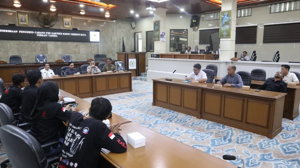 Forum Serikat Buruh Garmen dan Tekstil (FSB Garteks) Cirebon mendatangi Gedung DPRD Kota Cirebon.