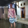 Banjir rob atau air laut pasang merendam pemukiman warga Desa Ambulu.