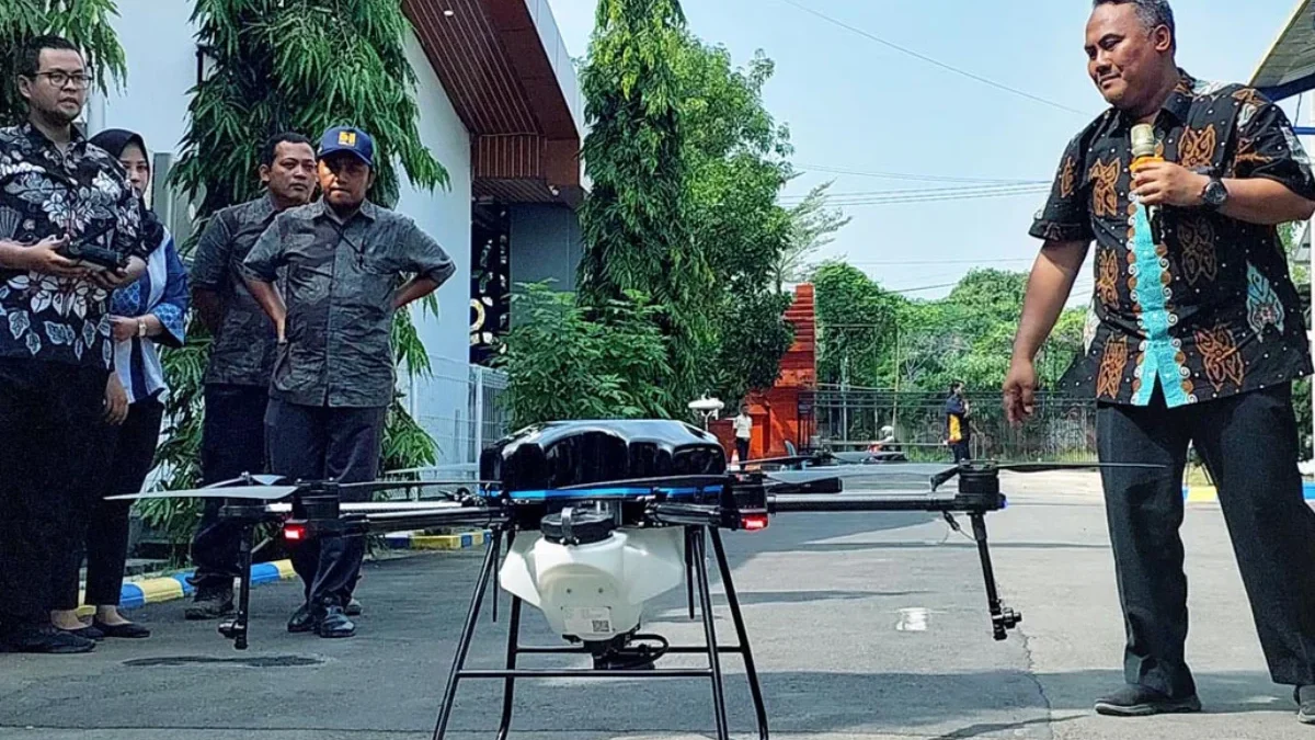 BBWS Cimancis memperkenalkan drone air seharga Rp190 juta untuk menyirami tanaman padi yang akan mati.