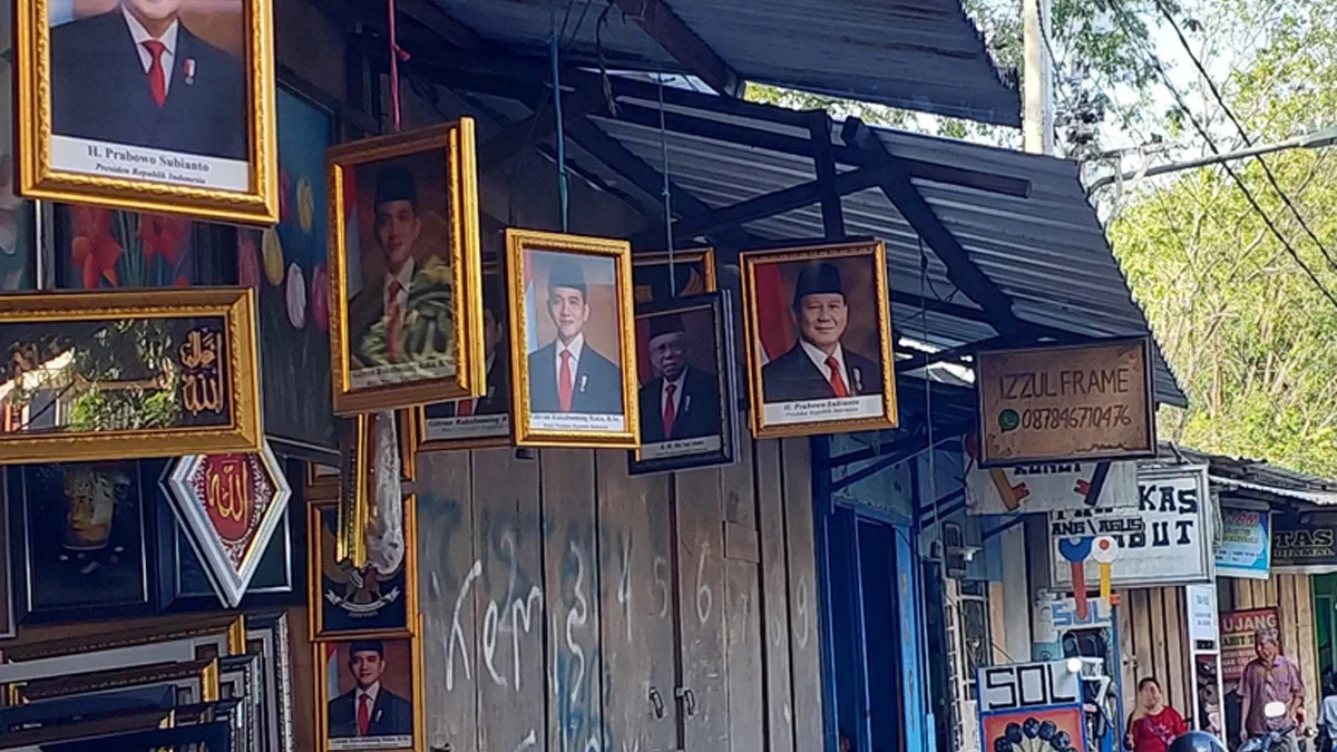 Foto Presiden dan Wakil Presiden terpilih, Prabowo Subianto dan Gibran Rakabuming Raka, dijajakan di kawasan p