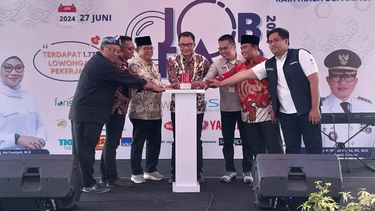 Pj Bupati Cirebon Drs H Wahyu Mijaya (tengah) didampingi Kepala Disnaker Novi Herdrianto SSTP MSi bersama pimp