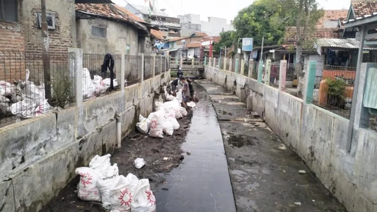 Kendala utama dalam pelaksanaan normalisasi sungai di Kota Cirebon adalah kesulitan akses alat berat.