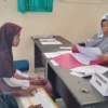 Di SMPN 11 Cirebon, meskipun pendaftaran dapat dilakukan mandiri dari rumah atau dari sekolah asal, sejumlah o