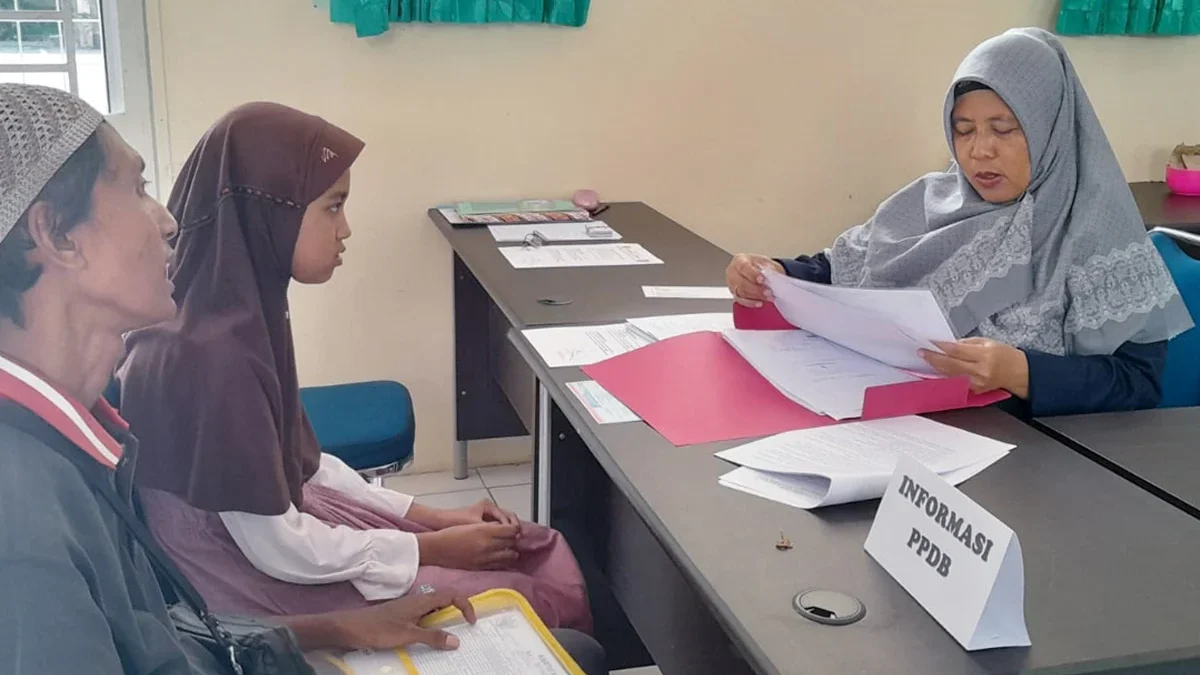 Di SMPN 11 Cirebon, meskipun pendaftaran dapat dilakukan mandiri dari rumah atau dari sekolah asal, sejumlah o