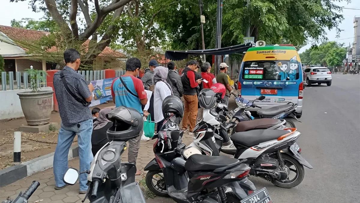 Samsat Kota Cirebon tetap membuka pelayanan bagi wajib pajak yang akan membayar pajak kendaraan bermotor (PKB)