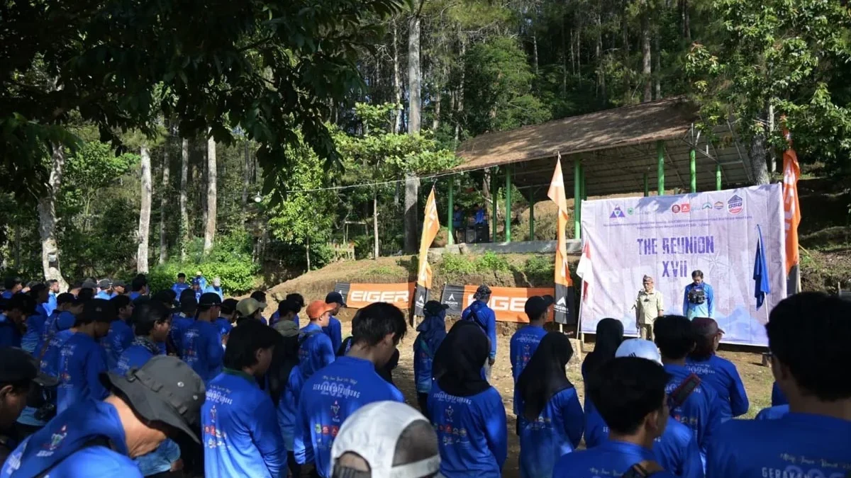 Ratusan penggiat lingkungan dari berbagai daerah melaksanakan Gerakan Sapu Gunung (GSG), dimulai dari Cadas Po