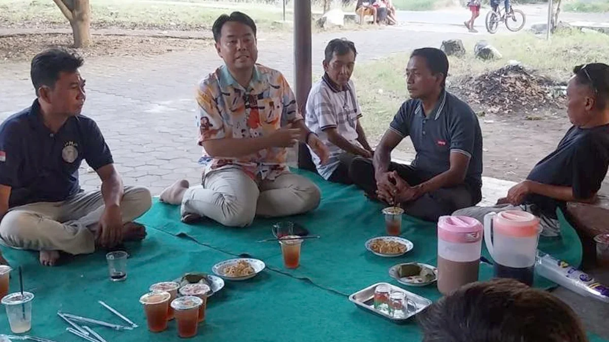 Suhendrik mendengarkan curhatan dari berbagai pihak, mulai dari pengurus RW, LPM, hingga tokoh masyarakat. 