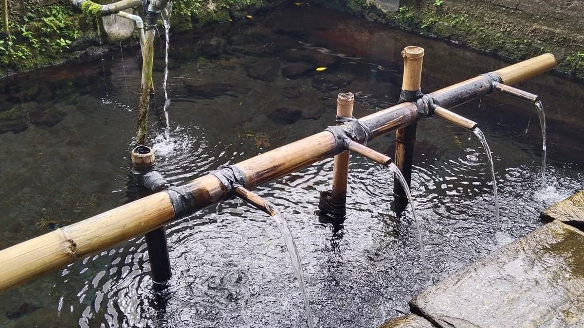 Setelah mandi dan berenang bersama ikan dewa di Cibulan, pengunjung tidak ketinggalan mengunjungi Sumur Tujuh