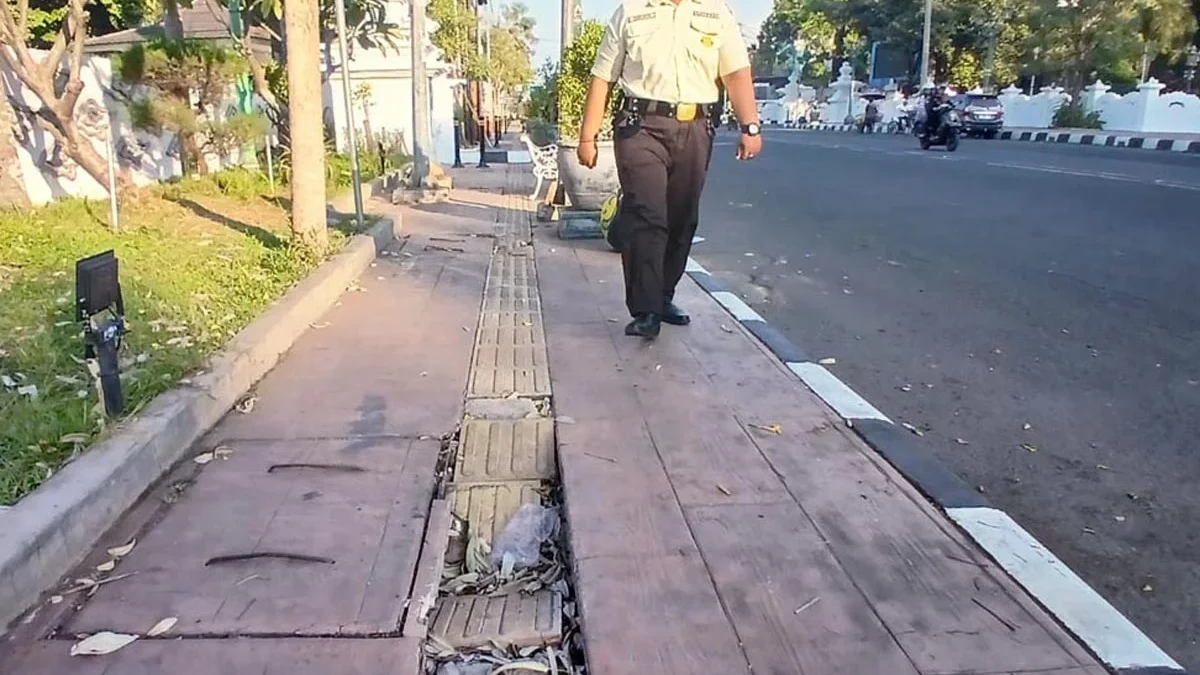 Kerusakan trotoar di depan Gedung DPRD Kota Cirebon, Jl Siliwangi mengakibatkan terlihatnya bagian gorong-goro