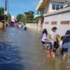  Akibat curah hujan tinggi dan tanggul sungai jebol, banjir masih merendam Desa Jagapura Kecamatan Gegesik hin