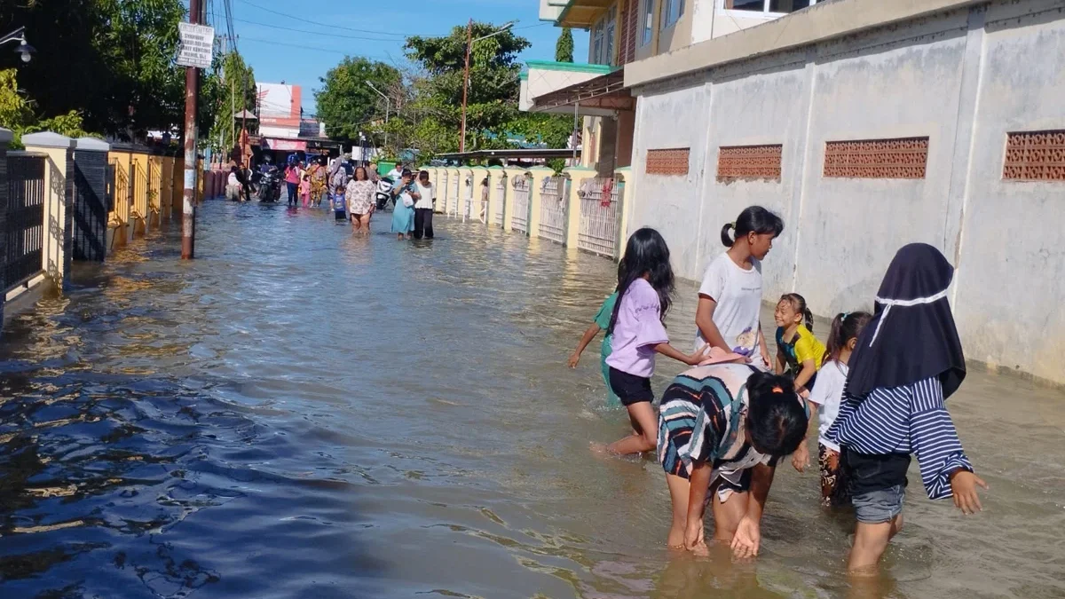  Akibat curah hujan tinggi dan tanggul sungai jebol, banjir masih merendam Desa Jagapura Kecamatan Gegesik hin