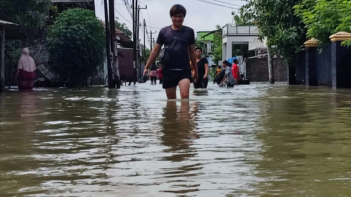 Curah hujan tinggi akibatkan banjir di 13 desa di Kabupaten Cirebon.