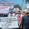 Warga RW 01 Pesisir yang merasa terganggu debu batubara menggelar aksi demo pada Senin (15/7) di pintu Pelabuh