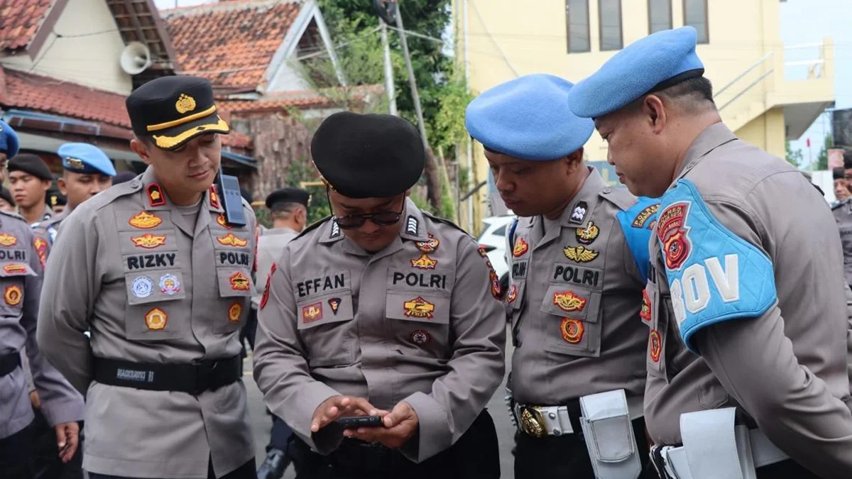 Semua handphone (HP) milik anggota polisi di lingkungan Polres Cirebon Kota (Ciko) satu persatu diperiksa.  