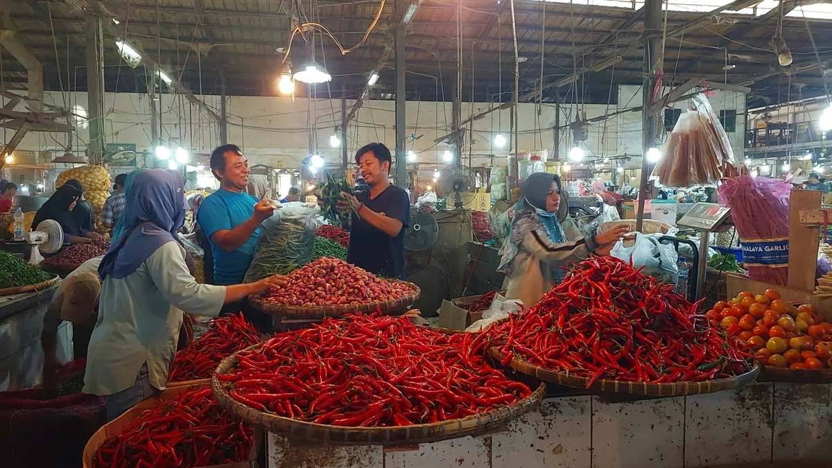 Aab, seorang pedagang cabai dan tomat di Pasar Jagasatru pada siang Jumat (12/7).