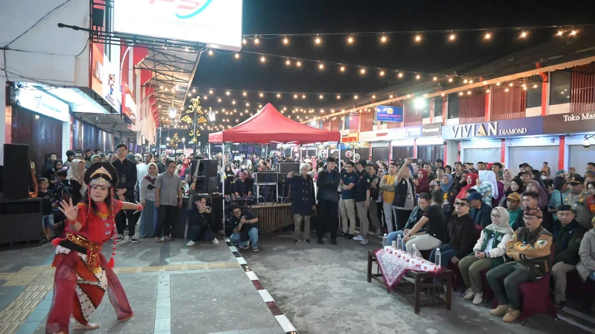 Pemerintah Kabupaten Kuningan bersama komunitas Royal Enfield membuat tugu mural dan lampu penerangan pedestri