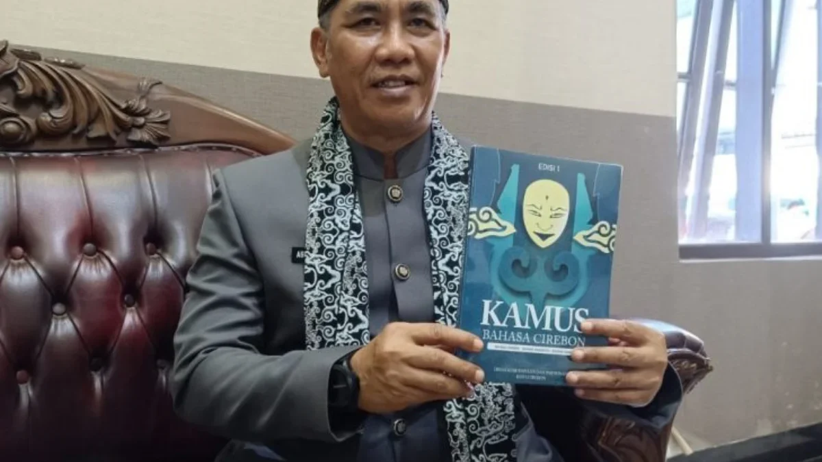 Kepala Disbudpar Kota Cirebon, Agus Sukmanjaya SSos menunjukkan kamus Bahasa Cirebon