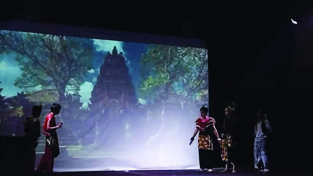 Pertunjukan teater kisah Ciung Wanara yang dibawakan oleh mahasiswa Universitas Sindangkasih Majalengka bertuj