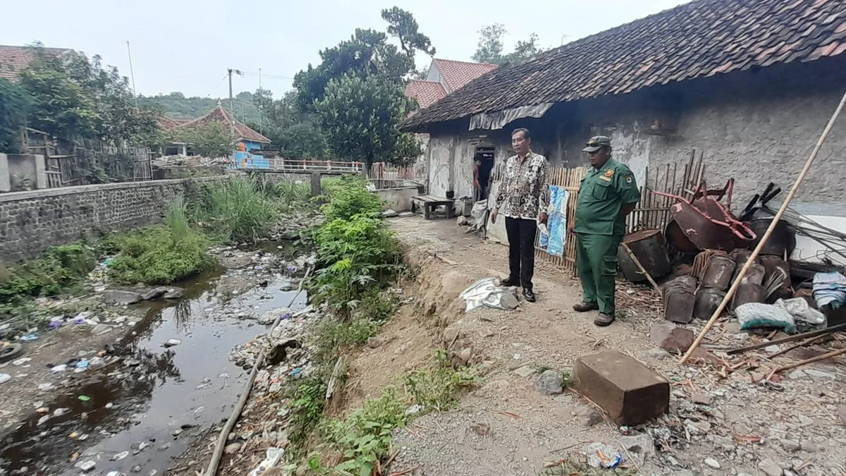 Tanggul Sungai Cigarugak di Blok Nagrak Desa Sedong Kidul Kecamatan Sedong mengalami longsor