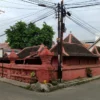 Masjid Merah salah sati ikon penting dalam pengembangan dan penataan iKampung Wisata Arab Panjunan.