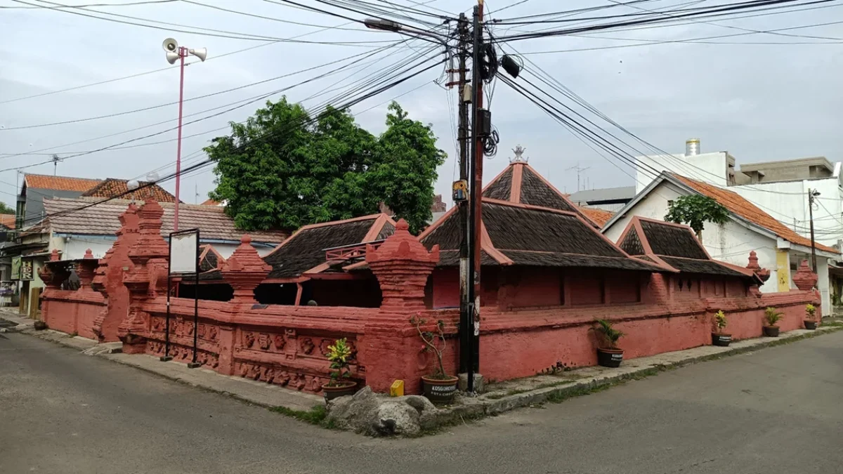 Masjid Merah salah sati ikon penting dalam pengembangan dan penataan iKampung Wisata Arab Panjunan.