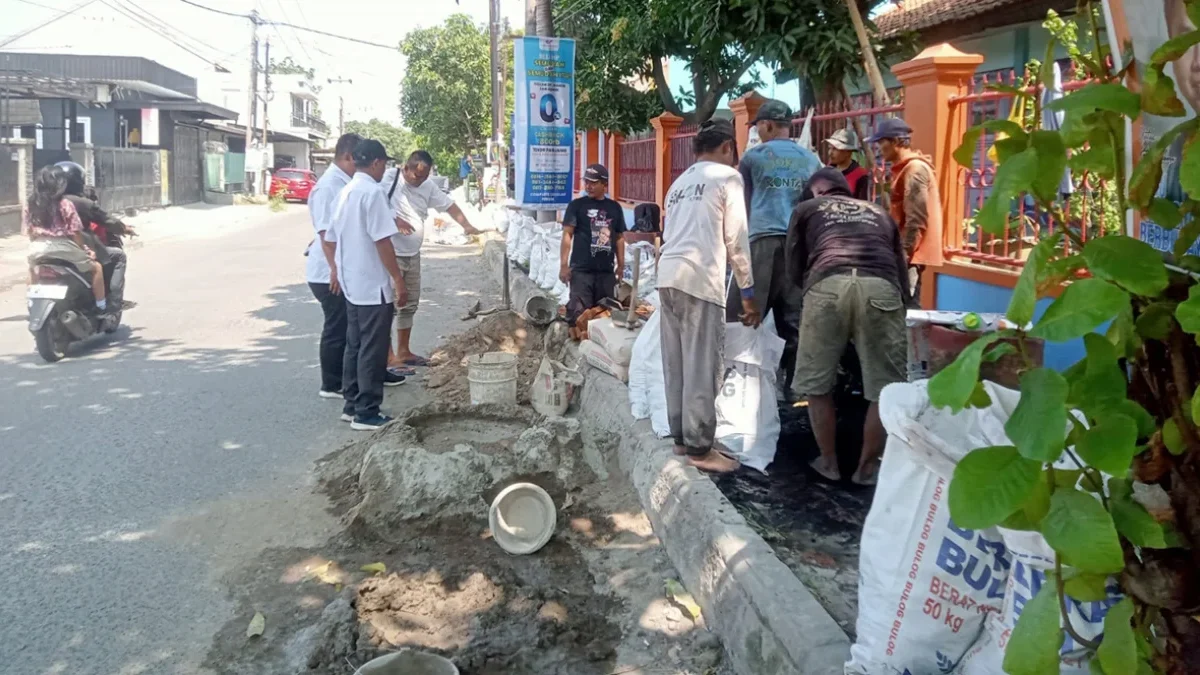 Normalisasi drainase menjadi fokus utama, seperti di Jalan Perumnas Rajawali pada hari Rabu (24/7).