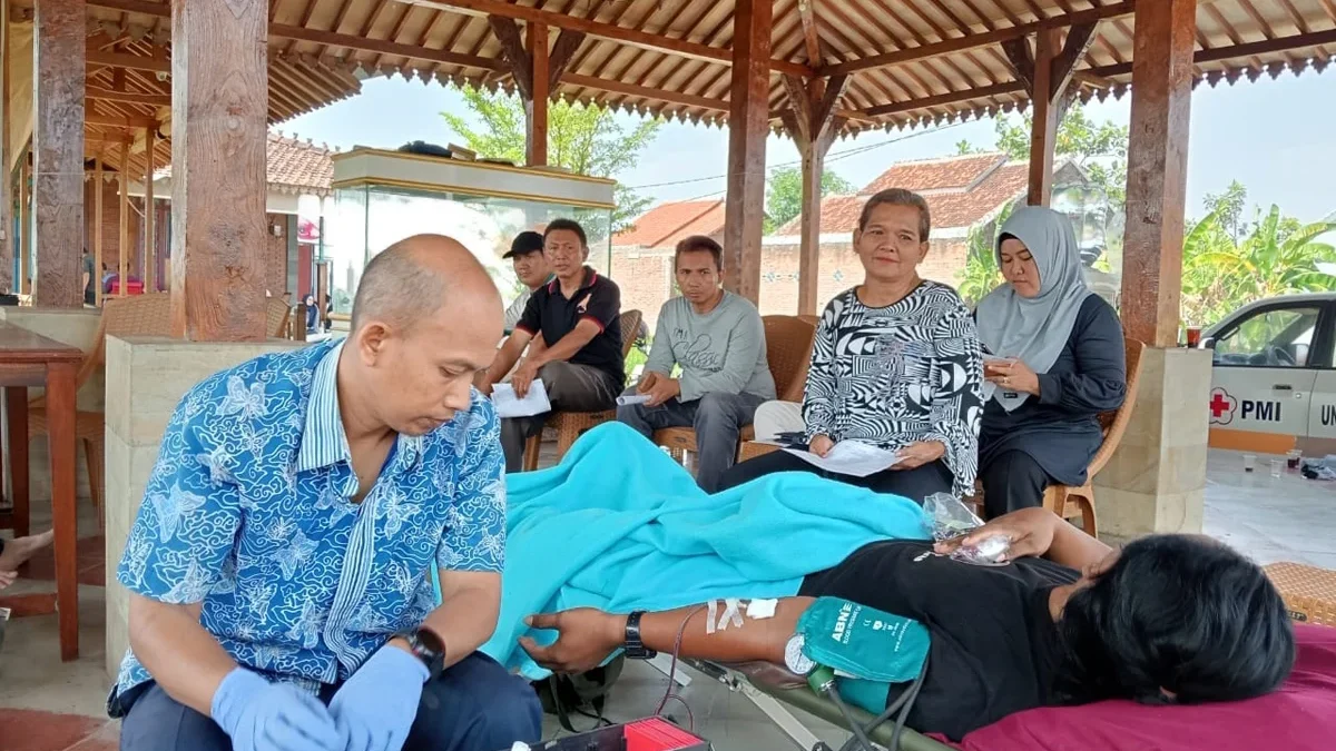 PCR melakukan kegiatan donor darah di kediaman mantan Bupati Cirebon Drs Imron MAg di Desa Dawuan.