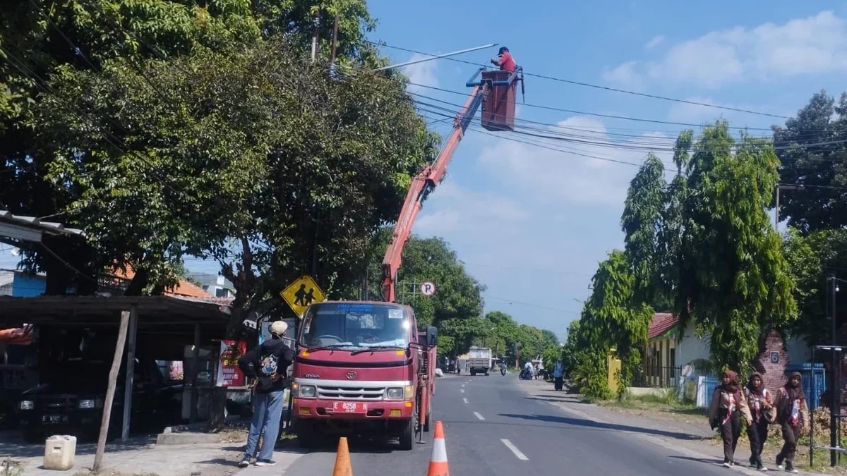 Petugas Dinas Perhubungan Kabupaten Cirebon sedang memperbaiki lampu PJU di Wilayah Plumbon.