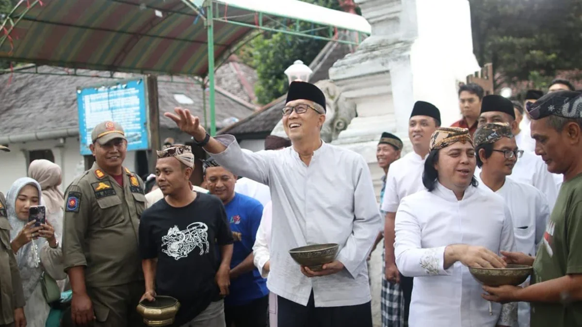 Setelah Salat Ashar berjamaah, kegiatan rombongan Pj Walikota dilanjutkan dengan berziarah ke Makam Sunan Gunu