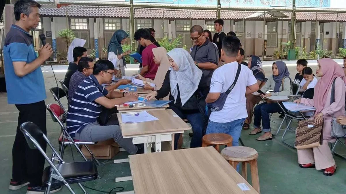 Siswa baru yang diterima di SMPN 1 Kota Cirebon sedang mendaftar ulang. Setelah selesai tahapan PPDB, mereka s