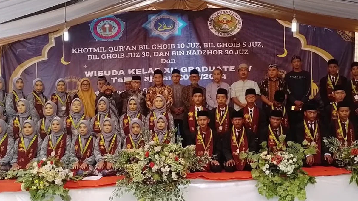 Pembina dan pengurus Yayasan Ki Ageng Tapa Jumajan Jati foto bersama dengan wisudawan kelas XII angkatan VX Po