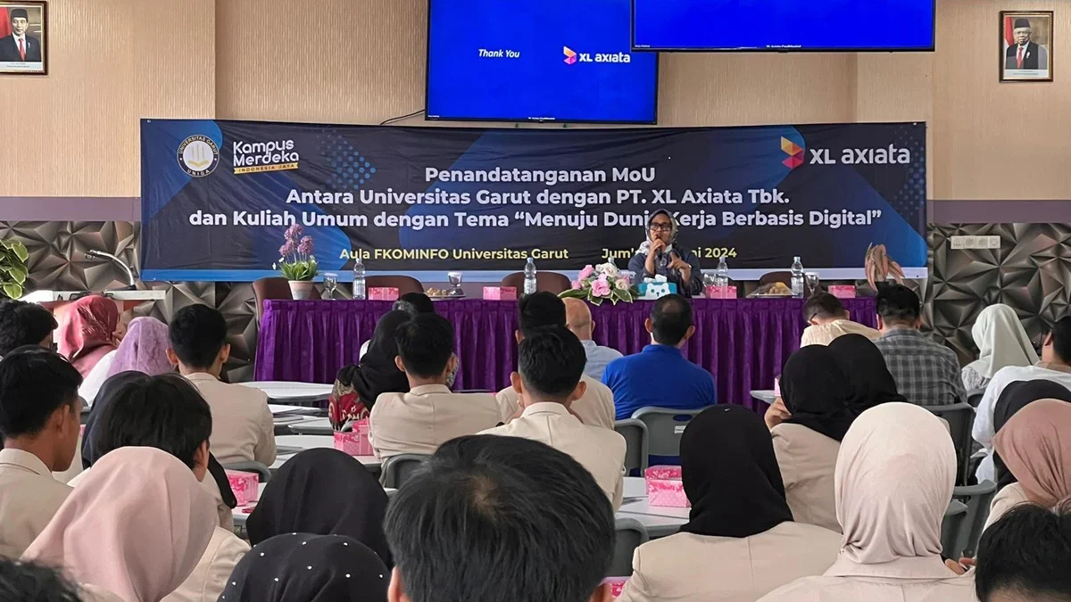 Presiden Direktur & CEO XL Axiata, Dian Siswarini juga memberikan kuliah umum kepada mahasiswa UNIGA