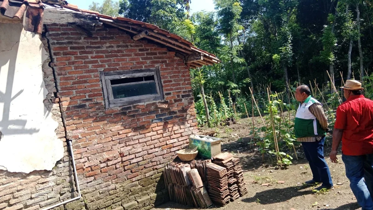 Kepala Desa Panjalin Lor Dulmanan saat menginventarisasi kondisi Rutilahu yang tercatat 80-an unit rumah dan e