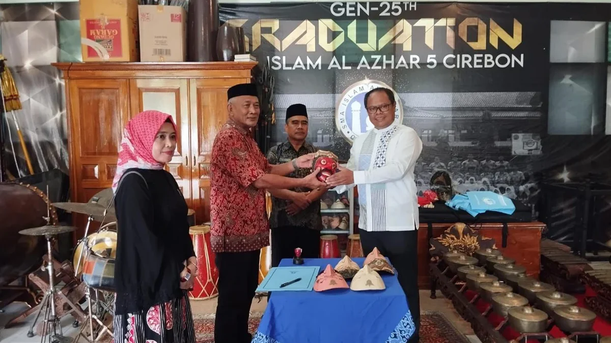 SMA Islam Al Azhar 5 Cirebon Hibahkan Lima Topeng.