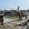 Petugas BBWSCC didampingi Pemdes Ambulu sedang melakukan observasi di Sungai Bulu dalam rangka normalisasi sun