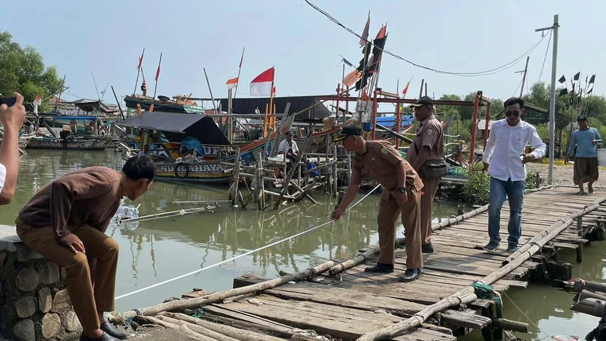 Petugas BBWSCC didampingi Pemdes Ambulu sedang melakukan observasi di Sungai Bulu dalam rangka normalisasi sun