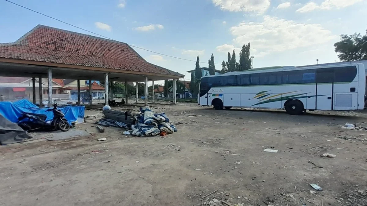 Terminal Losari terlihat sepi dan kumuh. foto: deni hamdani/radarcirebon