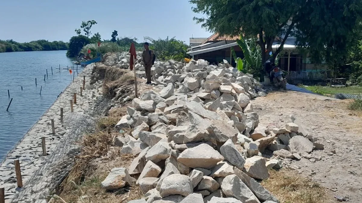 Pihak BBWSCC memperbaiki titik tanggul longsor di Dusun 3 dan 4 Desa Tawangsari Kecamatan Losari.