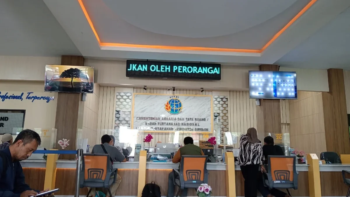 Pejabat BPN Kabupaten Cirebon hingga kini sulit ditemui. Tampak aktivitas di loket pelayanan.