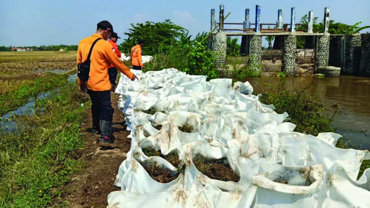 Tanggul sungai yang jebol sudah diperbaiki sementara atau belum permanen.